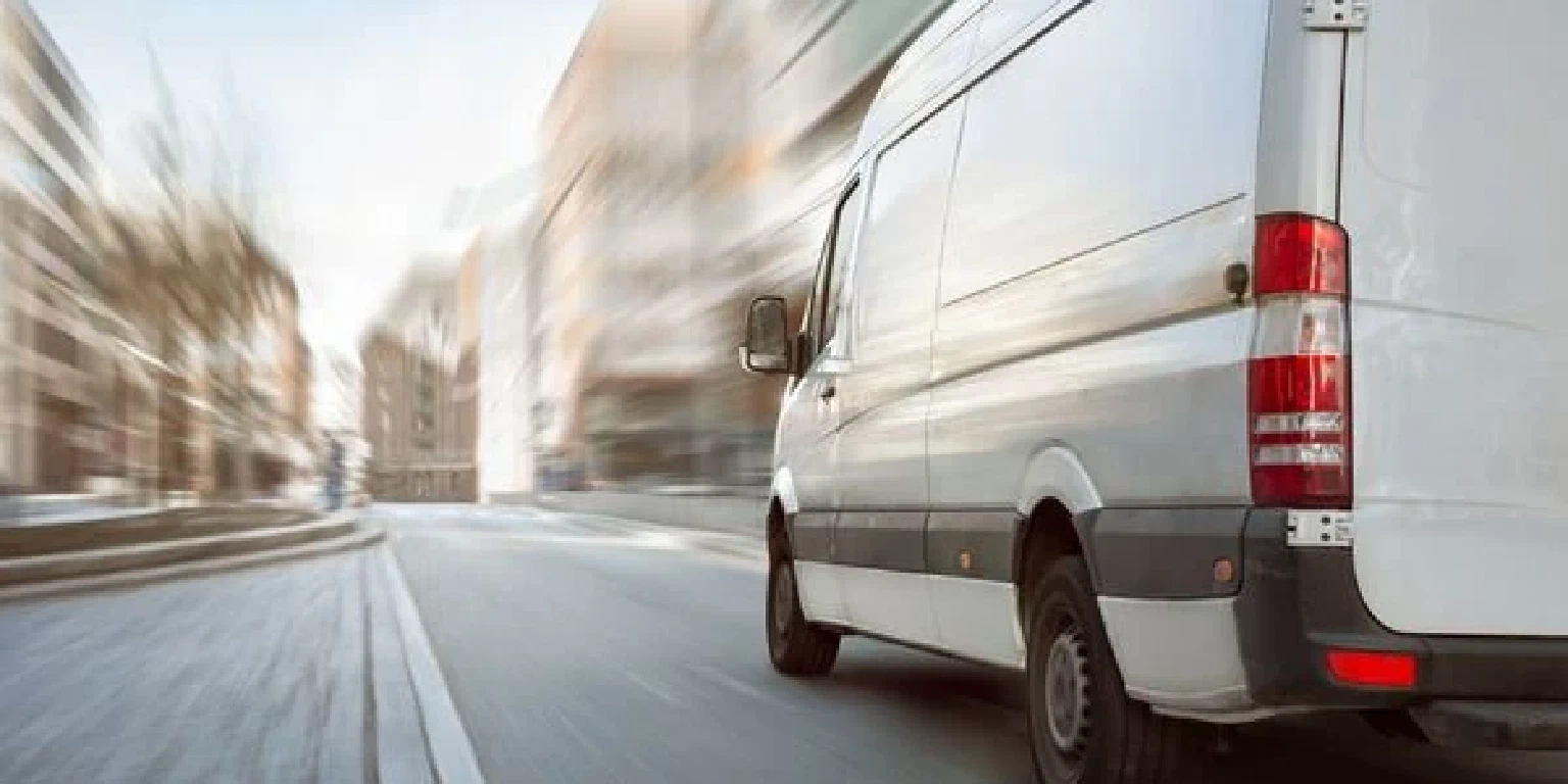 Transporte fährt auf der Straße