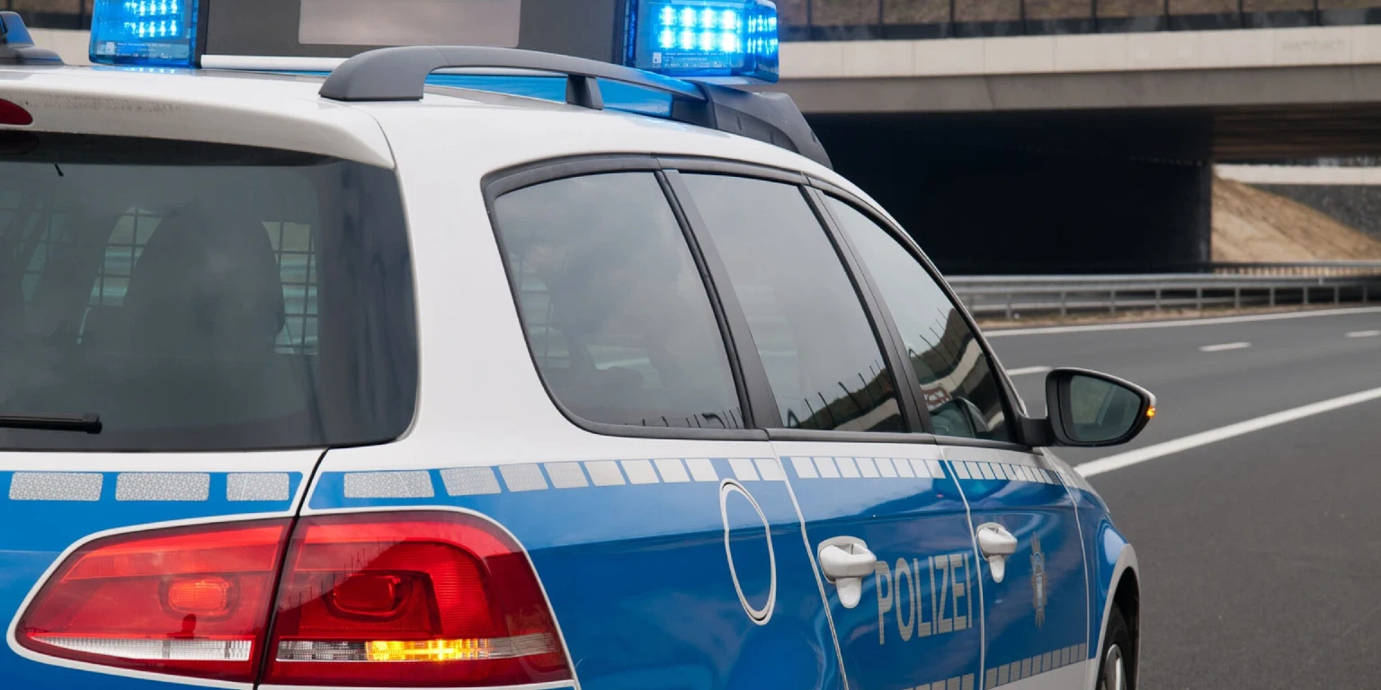 Polizei Auto fährt auf der Autobahn