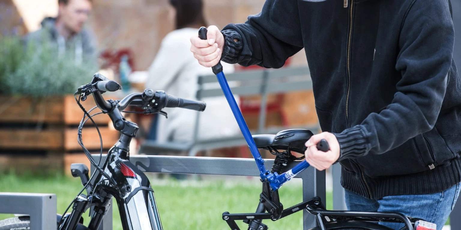 Dieb klaut Fahrrad vor einem Café